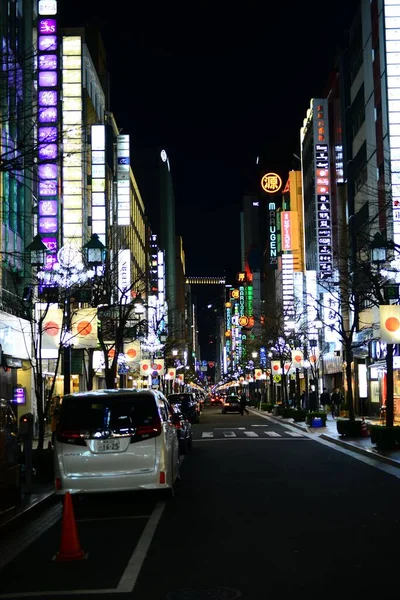 Egy Függőleges Felvétel Megvilágított Épületekről Éjszaka Egy Úton Ginzában Tokióban — Stock Fotó