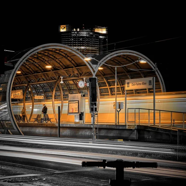 Lång Exponeringsbild Spårvagnsljusspår Väg Nära Byggnad Centrum Bonn Tyskland — Stockfoto