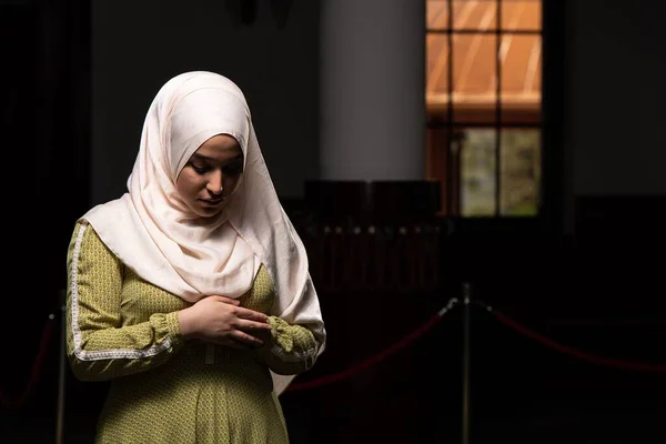 Portrait Gorgeous Humble Muslim Woman Praying Peace Mosque — Stock Photo, Image