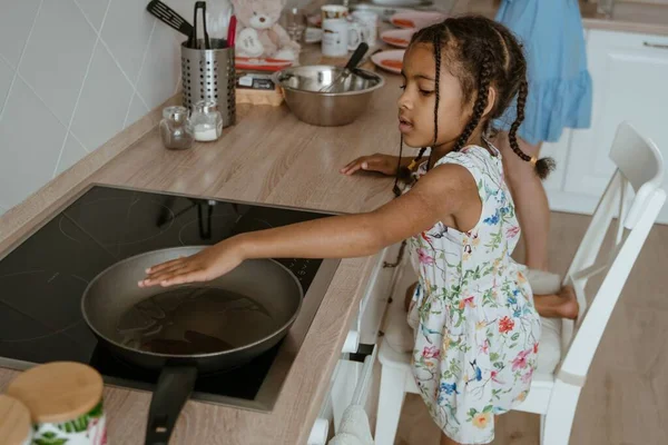 Ein Schönes Mädchen Bereit Pfannkuchen Auf Einem Elektroherd Der Küche — Stockfoto