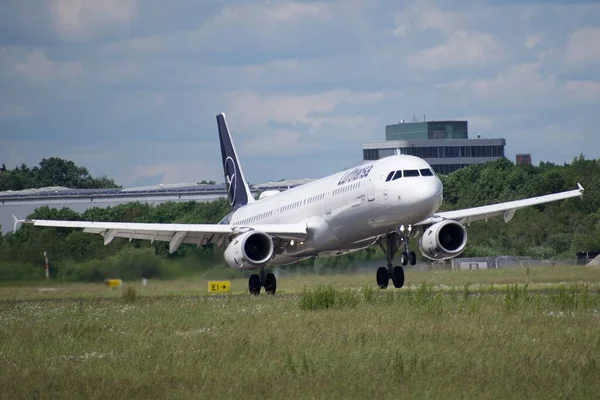 Αεροπλάνο Της Lufthansa Airbus A321 Προσγειώνεται Στο Αμβούργο — Φωτογραφία Αρχείου
