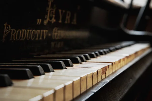 黒い古いピアノの壊れた鍵のクローズアップビュー — ストック写真