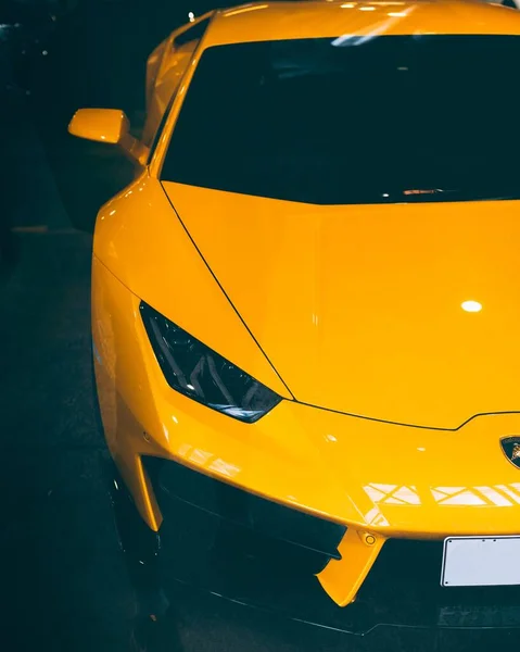Ένα Κάθετο Πλάνο Ενός Κίτρινου Lamborghini Που Τραβήχτηκε Ένα Εκθεσιακό — Φωτογραφία Αρχείου