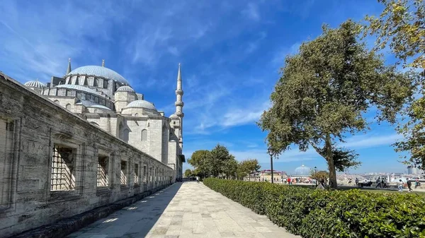 トルコのイスタンブールにある古代の建物の低角度ビュー — ストック写真