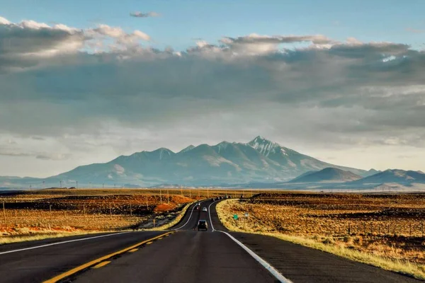 Closeup Long Asphalt Highway Middle Field Leading Mountains — Stock Photo, Image