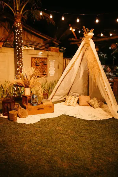 小帐篷在后院搭起的带有木制装饰物的小帐篷 — 图库照片