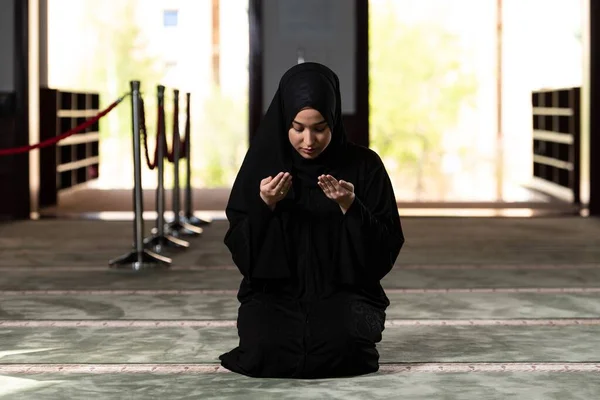Egy Gyönyörű Muszlim Fekete Ruhában Hidzsábbal Imádkozik Egy Mecsetben — Stock Fotó