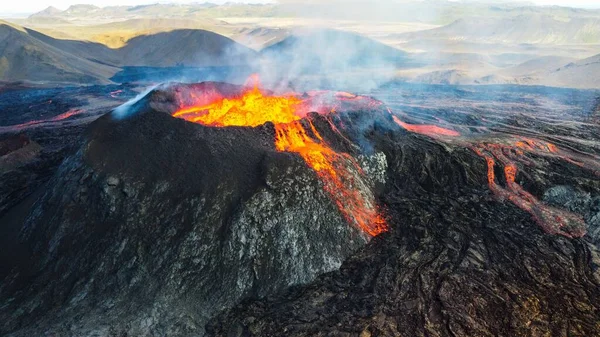 火山喷发出的熔岩 — 图库照片