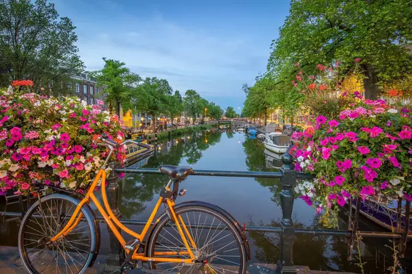 Güzel Bir Kanal Manzarası Amsterdam Bir Köprüde Bisiklet Manzarası — Stok fotoğraf