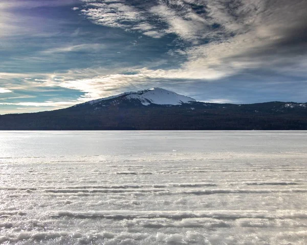 Krásný Záběr Zamrzlé Diamantové Jezero Pozadím Hory Oregonu — Stock fotografie