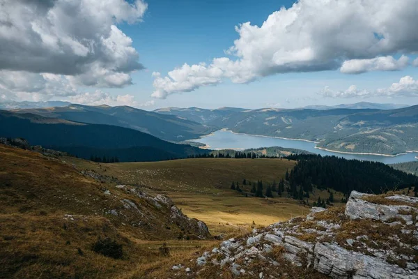 丘の上に緑豊かな森に囲まれた距離にある湖の空中風景 — ストック写真