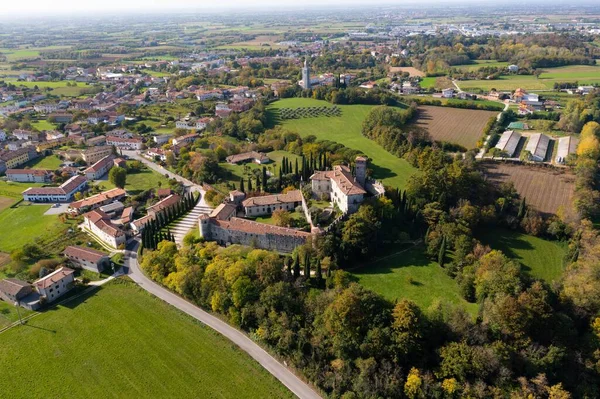 Flygbild Den Medeltida Castello Villalta Friuli Italien Med Staden Bakgrunden — Stockfoto