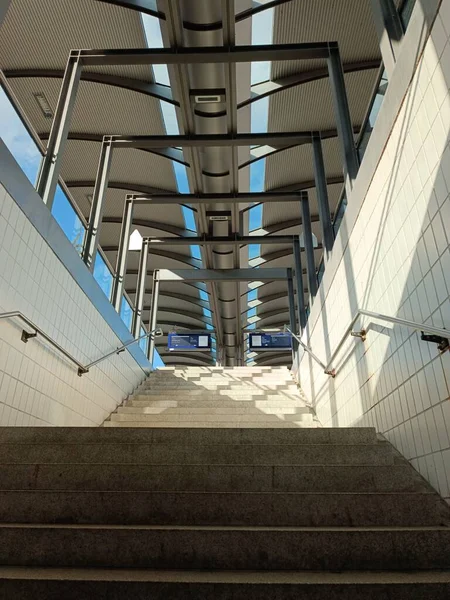 Eine Senkrechte Bahnhofstreppe Mit Weißen Wänden Die Nach Oben Führt — Stockfoto