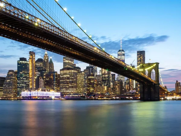 Iluminado Puente Brooklyn Con Horizonte Ciudad Nueva York Fondo Los — Foto de Stock
