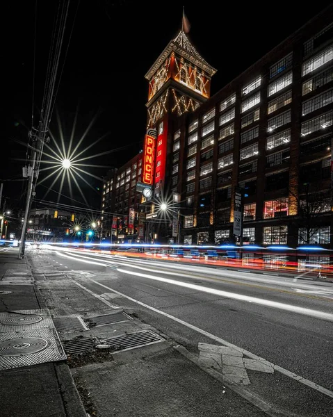 Dlouhý Záběr Semaforů Osvětleným Ponce City Market Atlantě Noci — Stock fotografie