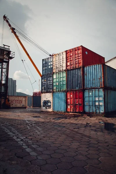 Colpo Verticale Pile Colorati Vecchi Container — Foto Stock