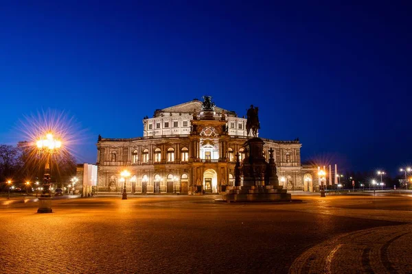 Semperoper Dresden Gece Parlak Işıklarıyla — Stok fotoğraf