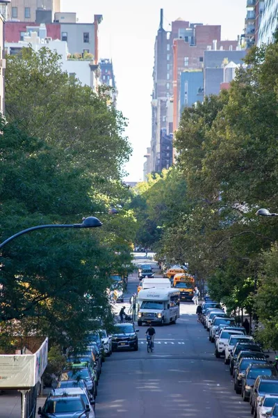 Uma Rua Com Carros Estacionados Entre Árvores Edifícios — Fotografia de Stock