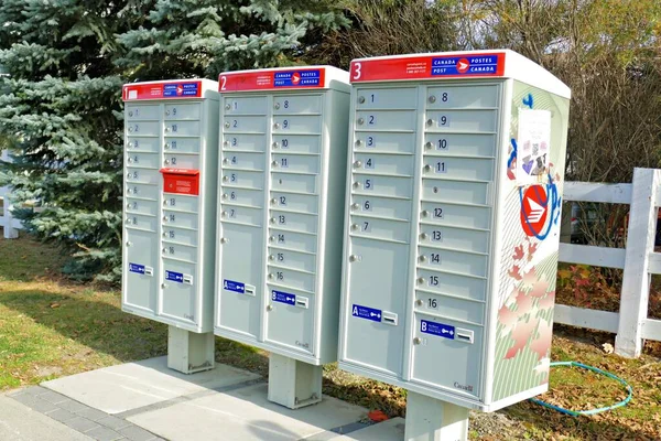 カナダのオタワの通りの側面に置かれた3つの郵便ポストのクローズアップショット — ストック写真