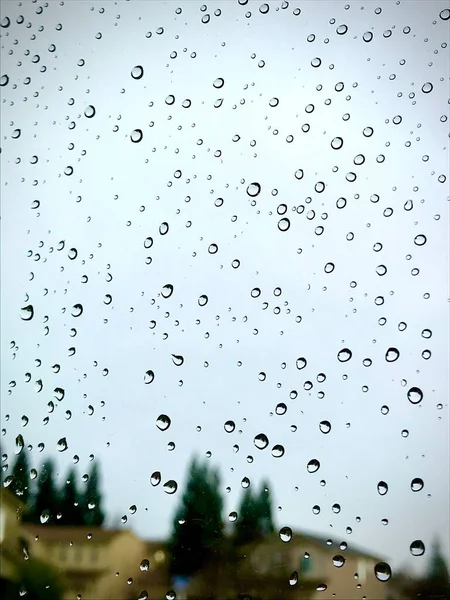 雨后用水滴关上窗户的特写镜头 — 图库照片