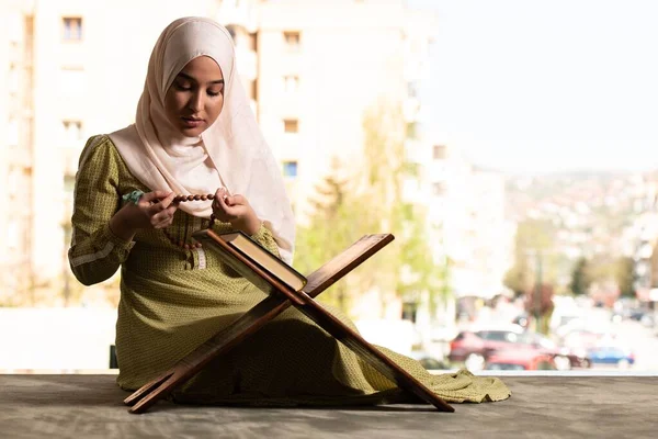 Una Bella Donna Musulmana Abito Hijab Seduta Moschea Pregare Con — Foto Stock