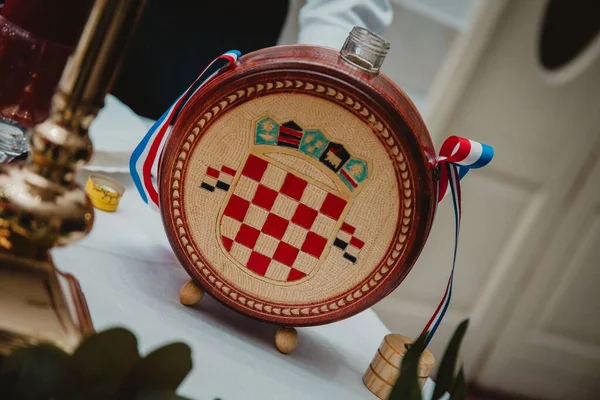 クロアチアの国旗と紋章入りのアルコール用のユニークな丸いボトル — ストック写真