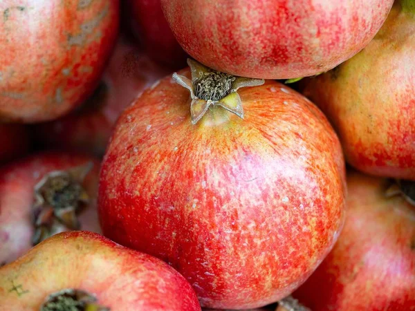 Detailní Záběr Hromadu Šťavnatých Červených Granátových Jablek — Stock fotografie