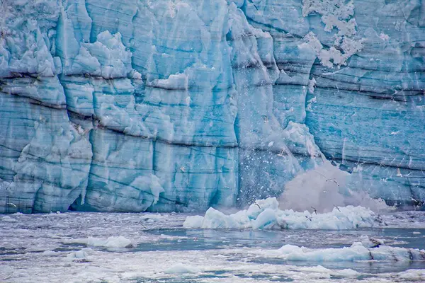 Πάγος Που Πέφτει Από Τον Παγετώνα Και Πουλιά Που Πετούν — Φωτογραφία Αρχείου