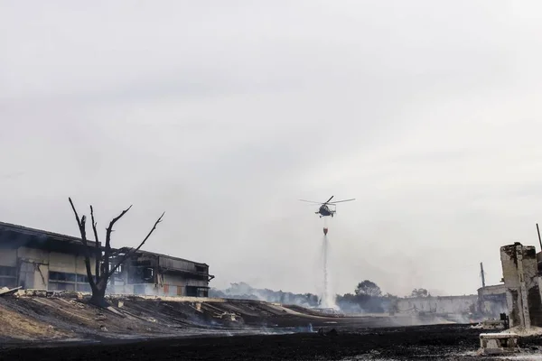 Helicóptero Las Fuerzas Armadas Cubanas Apagando Fuego Explosión Del Petróleo —  Fotos de Stock