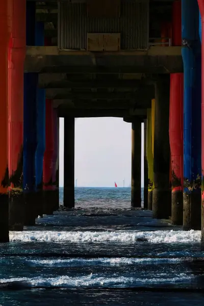 Denizin Üzerindeki Köprünün Eski Renkli Bodrumunun Dikey Görüntüsü — Stok fotoğraf