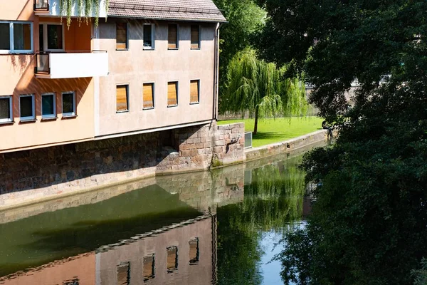 Ein Gebäude Nürnberg Flussufer Mit Spiegelungen — Stockfoto