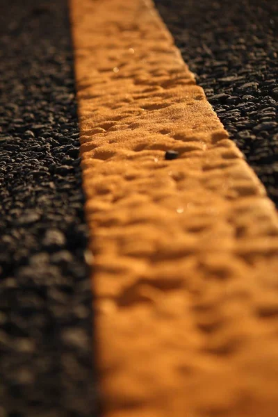 Вибірковий Фокусний Постріл Жовтої Лінії Розмітки Асфальтній Дорозі — стокове фото