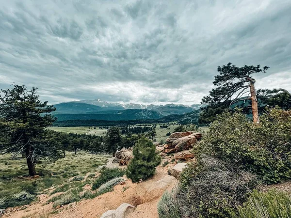 Una Vista Panorámica Una Colina Cubierta Árboles Verdes Una Cordillera — Foto de Stock