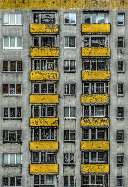 폴란드의 노란색 페인트를칠 콘크리트 지었다 — 스톡 사진