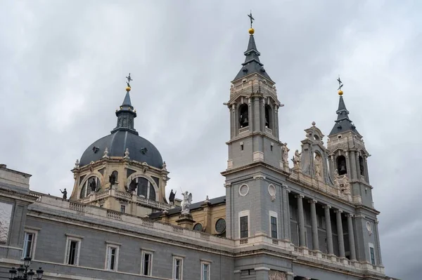Koepels Met Kruisen Van Betoverende Almudena Kathedraal Gotische Stijl Madrid — Stockfoto