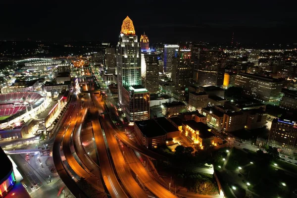 Antenn Utsikt Över Cincinnati Centrum Ohio Natten Med Glödande Gatubelysning — Stockfoto