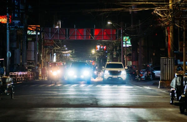 Mörk Natt Filippinerna Med Bilar Som Lyser Upp Vägen Framåt — Stockfoto