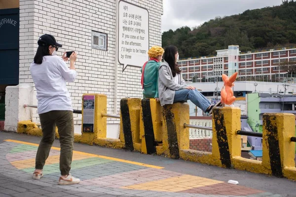 Turyści Robiący Zdjęcia Małym Księciem Lisem Gamcheon Culture Village — Zdjęcie stockowe