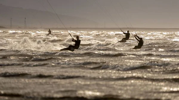 Die Silhouetten Von Kiteboardern Zogen Über Das Wasser New Brighton — Stockfoto