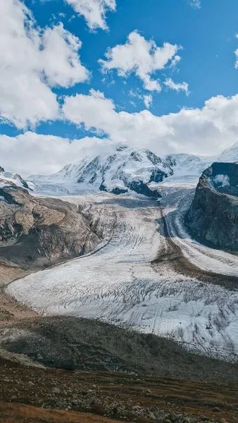 Una Vista Aérea Del Paisaje Montañoso Cubierto Nieve — Foto de Stock