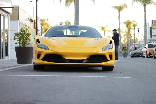 Sokakta Sarı Bir Arabanın Önünde Gündüz Vakti Bir Araba Fuarına — Stok fotoğraf