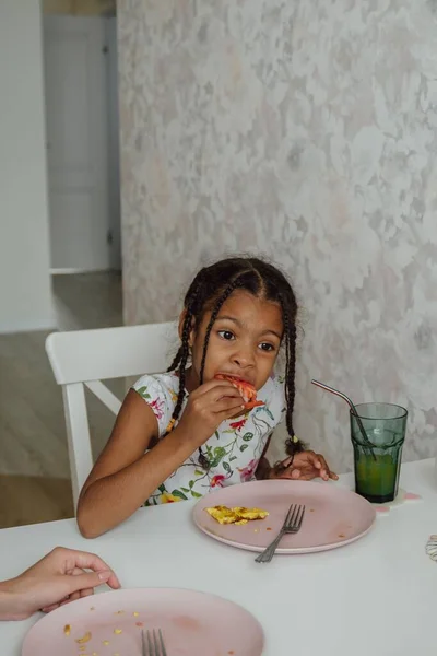 Eine Vertikale Aufnahme Eines Mädchens Beim Essen Der Küche — Stockfoto