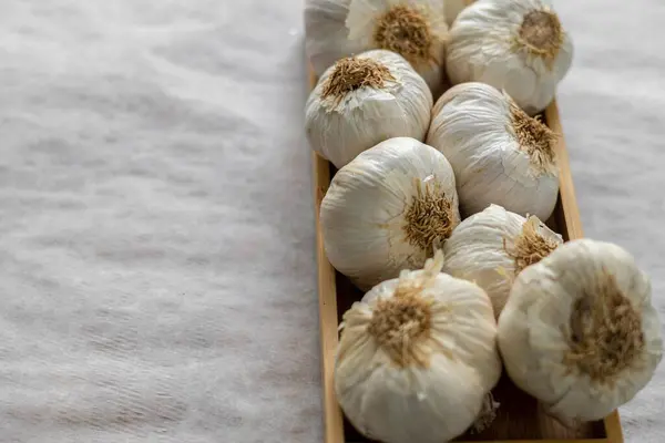 Closeup Fresh Garlic Bulbs Wooden Board Captured Top View — Stock Photo, Image