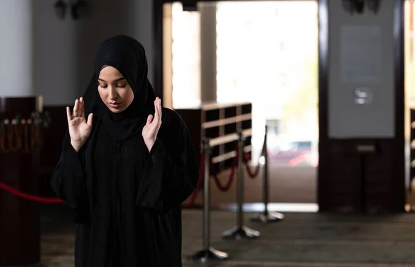 Beautiful Muslim Woman Black Dress Hijab Praying Mosque — Stock Photo, Image