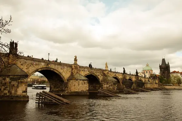 Çek Cumhuriyeti Prag Daki Sakin Vltava Nehrinin Üzerindeki Ortaçağ Charles — Stok fotoğraf