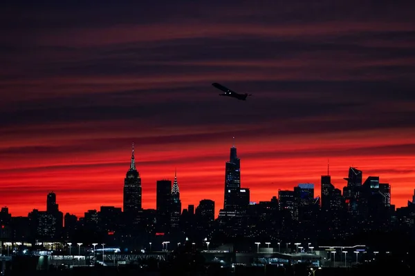 Een Prachtig Uitzicht Van Een Vliegtuig Vliegend Overheen Avond Skylines — Stockfoto