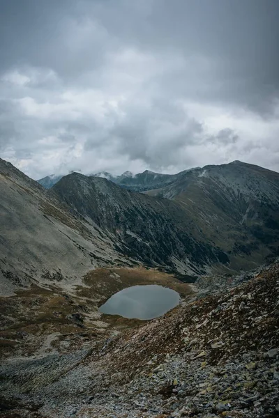 Une Verticale Petit Lac Entouré Par Les Grandes Montagnes Par — Photo