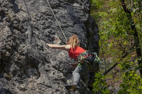 Das Mädchen Klettert Eine Klippe Hinauf Klettern Sportkonzept — Stockfoto