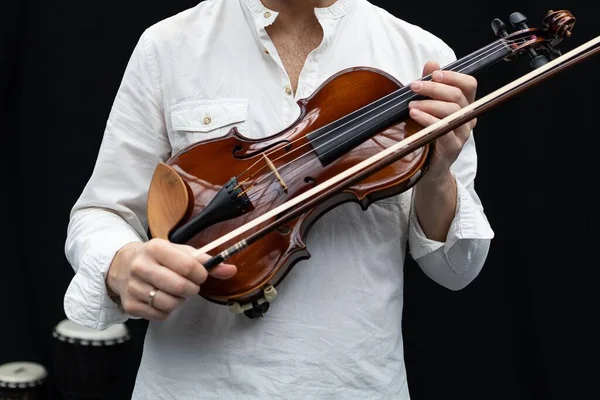 一个拿着小提琴的人的特写镜头 — 图库照片