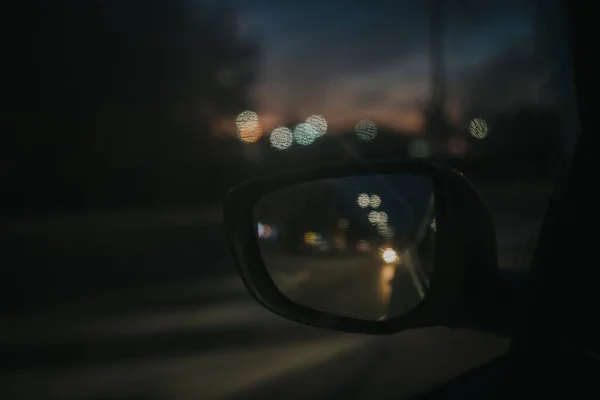 Sebuah Foto Close Dari Spion Samping Mobil Dengan Refleksi Jalan — Stok Foto